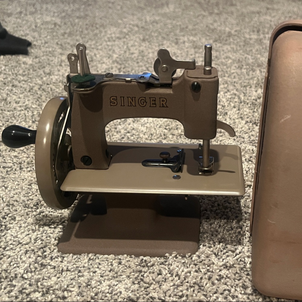 Vintage Singer Mini Sewing Machine Hand Crank